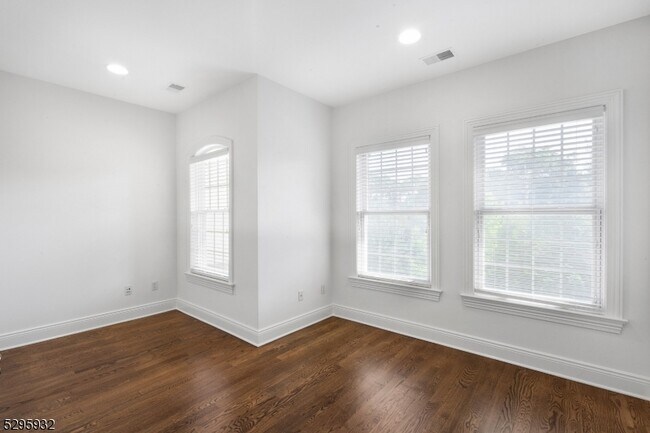 Building Photo - 12 Howland Terrace