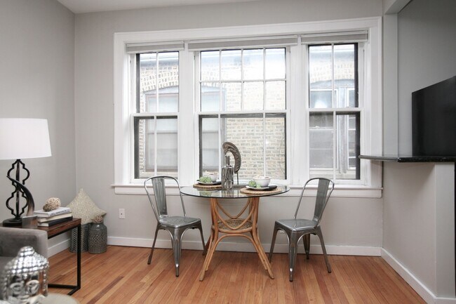Building Photo - 438 W Surf St