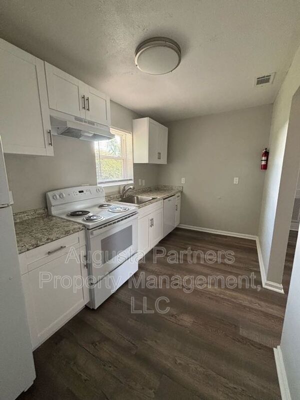 Building Photo - 110 3rd St