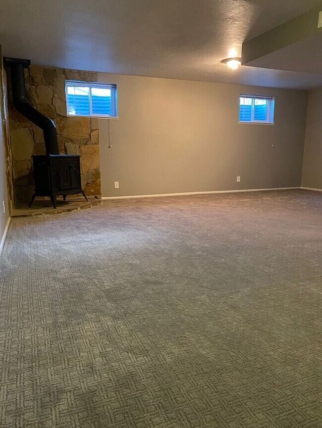 Building Photo - West Valley Nice 4 bed 2 bath Family Home