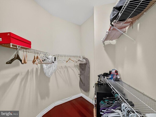 Building Photo - 8220 Crestwood Heights Dr