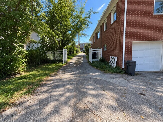 Building Photo - 6797 Lawnton St