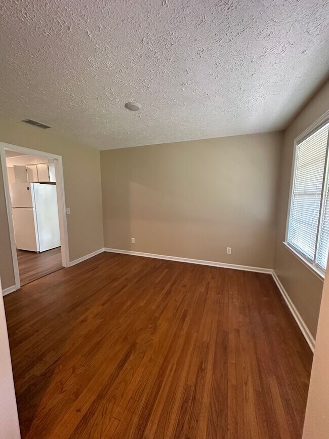 Building Photo - 4 Bed 2 Bath Brick House