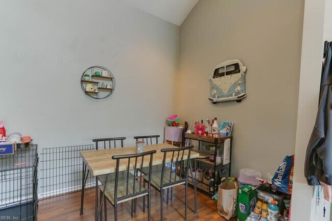 Building Photo - 321 Duke St