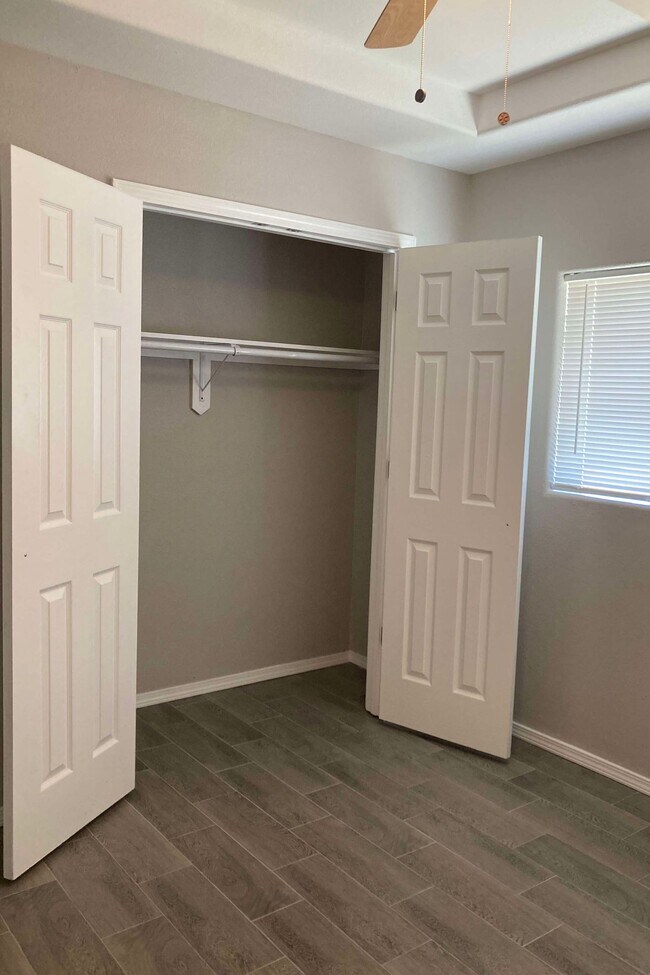 Building Photo - 405 Poblano Dr