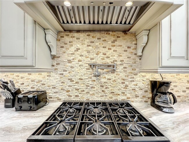 Building Photo - 760 Golden Bear Dr