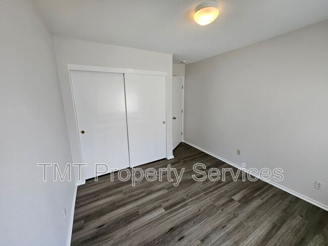 Building Photo - 3533 Des Moines Dr