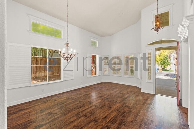 Building Photo - 338 Roundhill Dr
