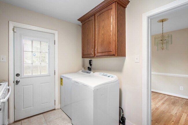 Building Photo - $2,300 / 3 br / 1.0 ba / 1,008 sqft