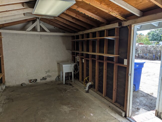 Building Photo - Charming 3-Bedroom Rental with Bonus Backh...