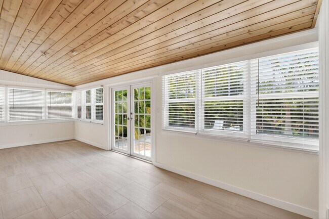 Building Photo - 236 Greymon Dr
