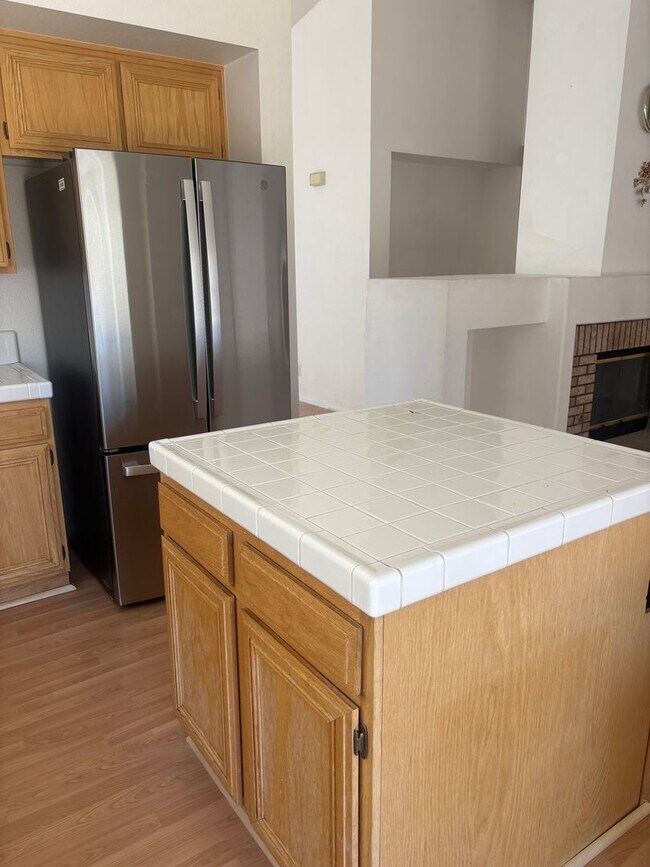 Building Photo - 4-BedroomSpacious Home