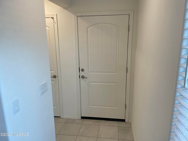 Building Photo - 1127 E Cairn St