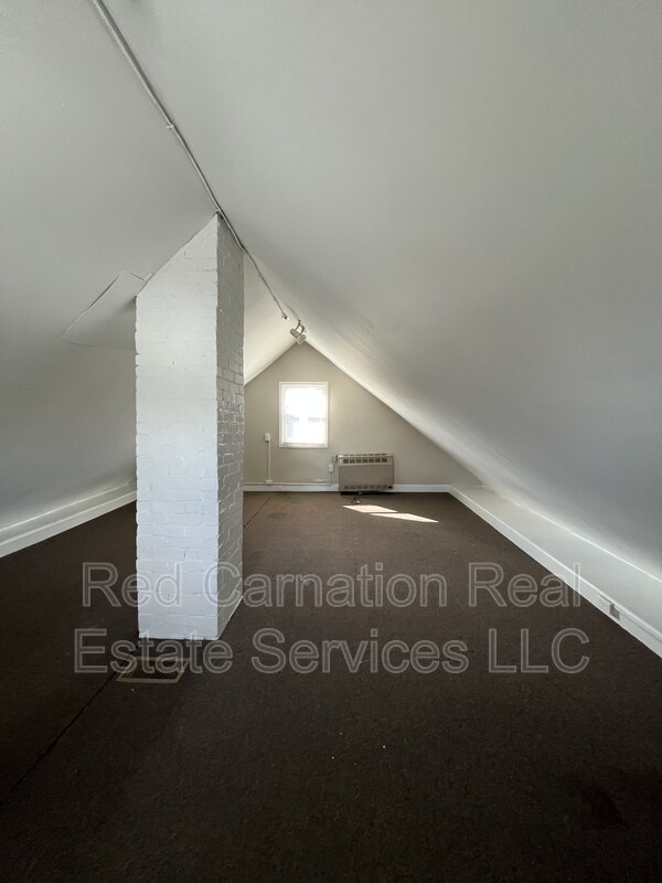 Building Photo - 1009 W Hillcrest Ave