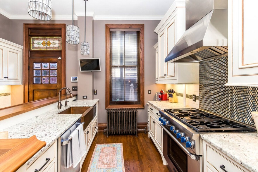 Building Photo - 215 W 9th St