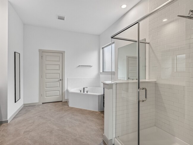 Building Photo - 818 Kingwood Dr