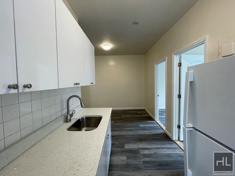 Building Photo - 34 AVENUE 2.5 bedroom includes heat and hot water
