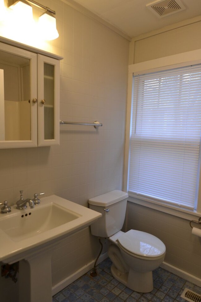 Building Photo - Charming 1 Bedroom Home Available!