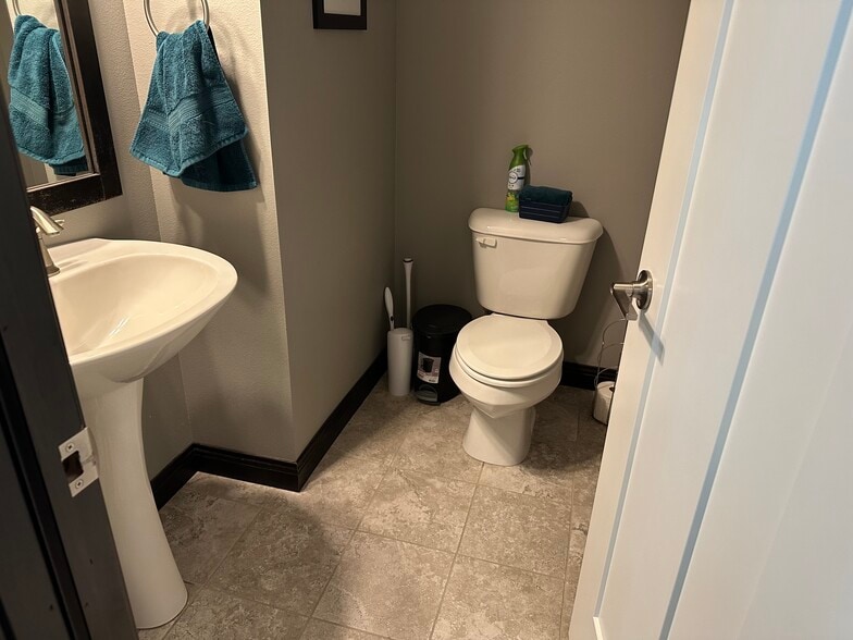 Half bath - 440 3rd Ave
