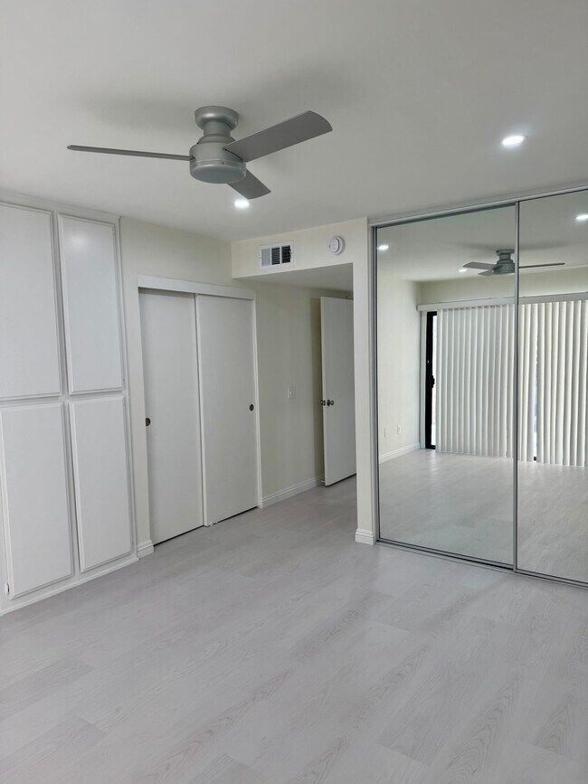 Building Photo - 47965 Oasis Ct