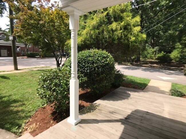Building Photo - Adorable Inside the Beltline bungalow with lots of charm!