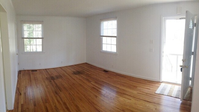 Building Photo - Lovely 2 bedroom home with hardwood floors, deck and sweet location in Chapel Hill