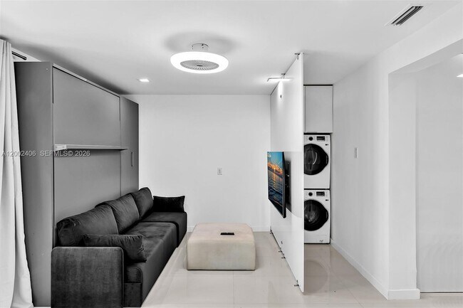 Building Photo - 1002 10th St