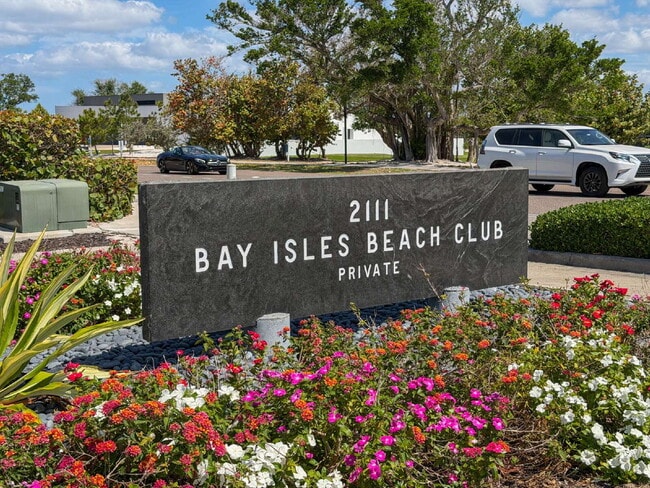Building Photo - Luxury Furnished Longboat Key Retreat with Private Beach Club Access & Golf Course Views Remodele...