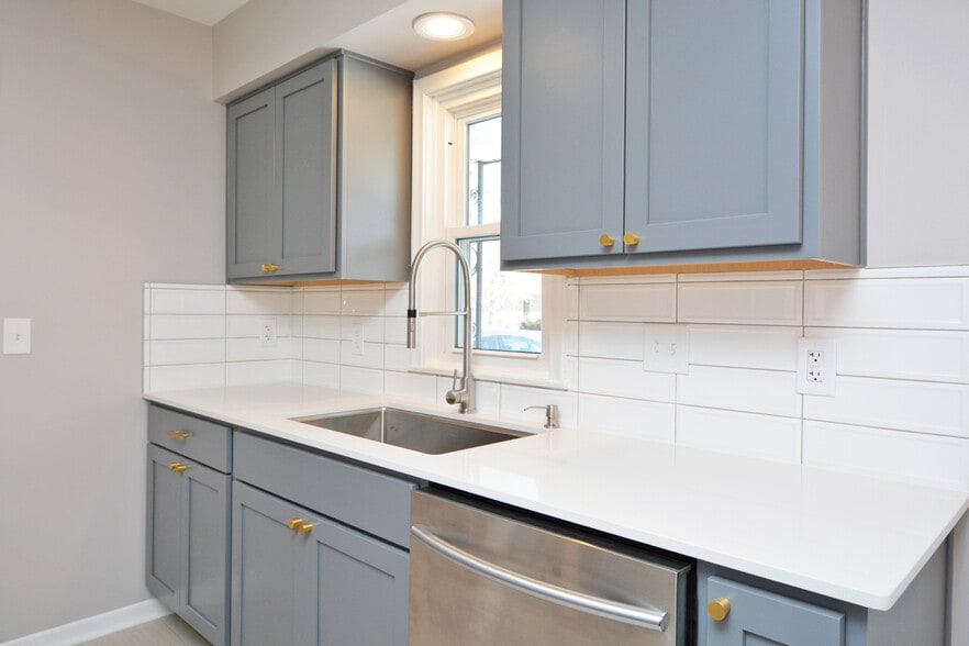 Kitchen sink &amp; dishwasher - brand new appliances - 5204 Grandview Ln