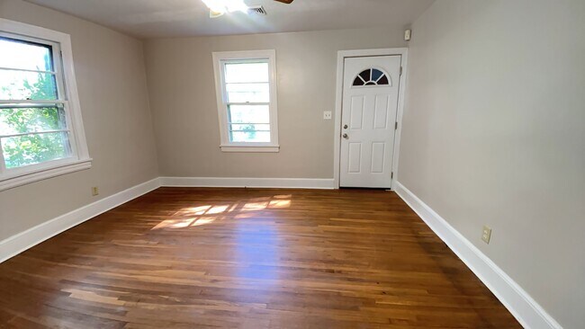 Building Photo - Spacious 2 Bedroom/1 Bath Home