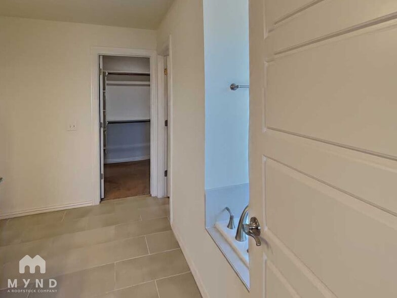 Building Photo - 5904 SW Teppee Ave