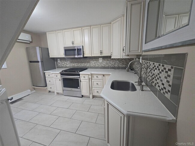 Building Photo - 19 Cardinal Ln