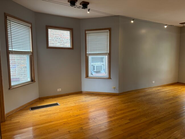 Building Photo - 1419 W Sunnyside Ave