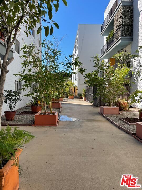 Building Photo - 7560 Hollywood Blvd