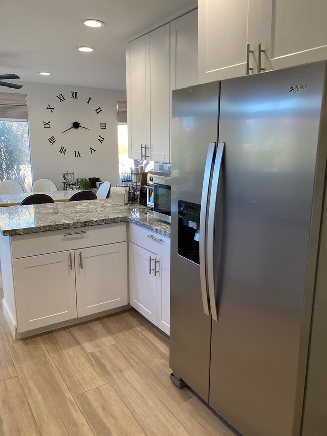 Building Photo - Gorgeous, modern, remodeled, furnished ren...