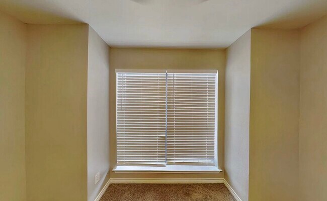 Building Photo - MOVE IN READY