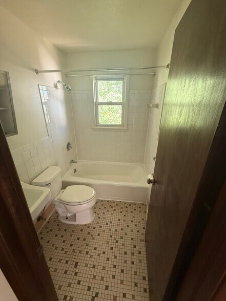 Building Photo - 372 Park St