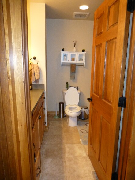 Building Photo - 2025 Lake Hills Dr