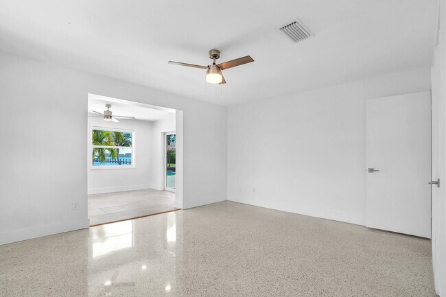 Building Photo - 930 S Lakeside Dr