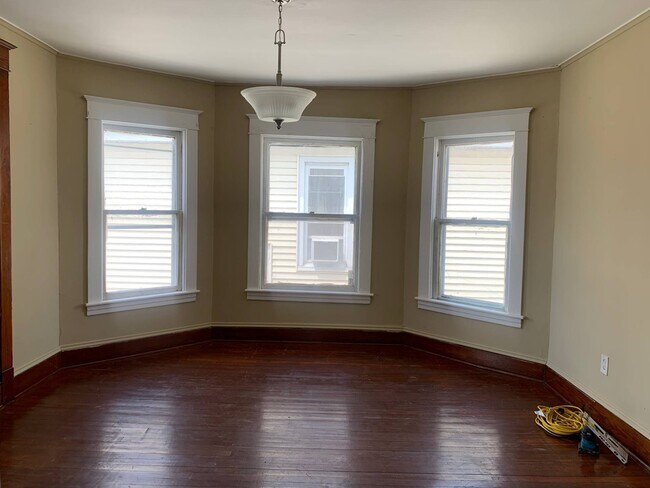 Building Photo - 857 Oakwood Ave