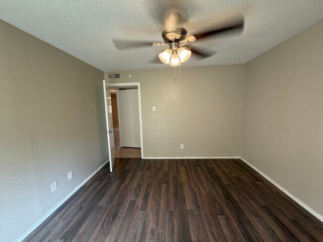 Building Photo - 358 Valley Park Dr