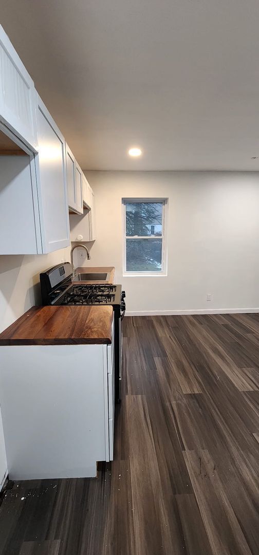 Building Photo - Newly Renovated 3-Bedroom Apartment in Pen...