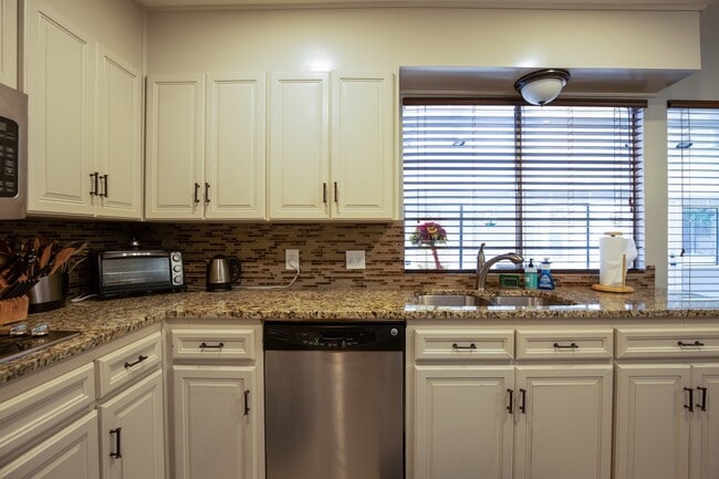 Building Photo - Lovely  3/BR 2/BA Home with Office & Sunro...