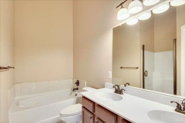 Building Photo - Beautifully maintained townhouse in Lake L...