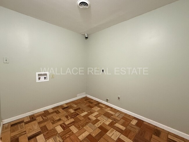 Building Photo - 4 BEDROOM, 3.5 BATHROOM HOME IN BEXHILL!