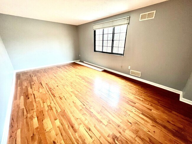 Building Photo - Sewickley Heights - Gorgeous Townhouse - 3...