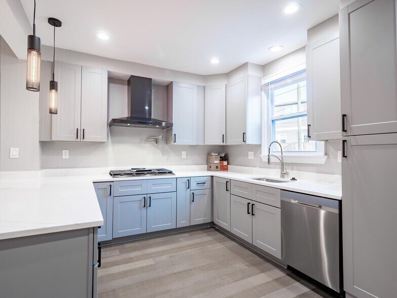 Building Photo - Elegant Petworth townhouse near Rock Creek...