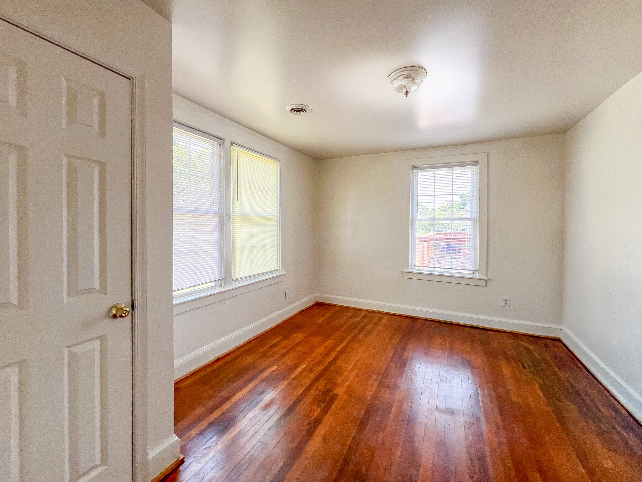 Building Photo - 302 Elm St