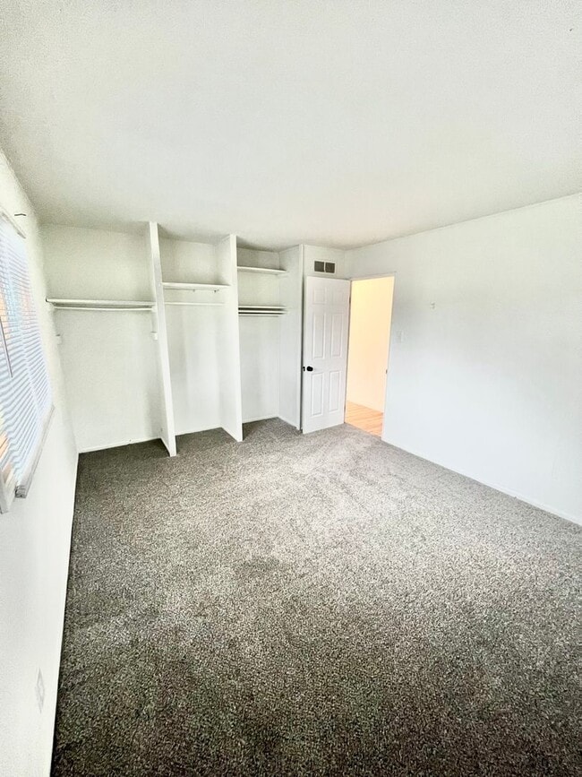 Building Photo - New Listing! 3 bedroom House!