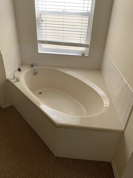 Building Photo - 9120 Rockrose Dr